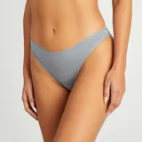 Braga brasileña gris con borde de encaje.