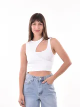 Musculosa blanca de punto acanalado, con diseño asimétrico de un solo hombro y corte crop.