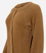 Cardigan de tricot con textura efecto peluche, color negro, de calce regular, escote redondeado y cierre frontal con botones.