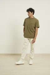 Camisa de manga corta con cuello mao y cierre frontal parcial con botones de coco. Confeccionada en una mezcla de lino y algodón.