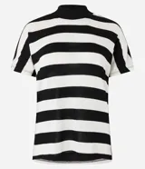 Blusa de ribana con cuello alto y estampado de rayas horizontales color beige y blanco.