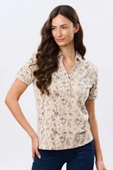 Camisa de algodón de manga corta en tejido jersey, con estampado floral de inspiración retro, cuello camisero y abertura frontal parcial con botones.