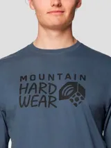 Camiseta de manga corta en color azul, confeccionada en algodón liviano. Presenta un estampado gráfico frontal con el logo de la marca en color negro.