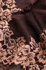 Pack de dos bombachas estilo Brazilian de tiro bajo, confeccionadas en malla marrón con apliques de encaje floral en tono rosado y detalle de pequeño lazo en la cintura.
