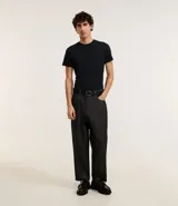 Remera masculina blanca, modelo muscle con cuello redondo y manga corta. Sin estampado, confeccionada en algodón certificado BCI.