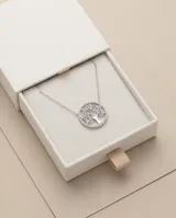 Collar de plata 925 con dije circular calado en forma de árbol de la vida, adornado con circonias brillantes.