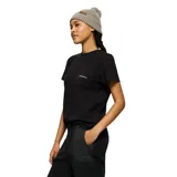 Remera negra de corte holgado con cuello redondo, mangas cortas y un bolsillo frontal en el lado izquierdo con el logo de la marca estampado.