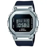 Reloj Casio G-Shock de pulsera modelo GMS5600 con diseño cuadrado, bisel metálico plateado, pantalla digital y correa de silicona negra.