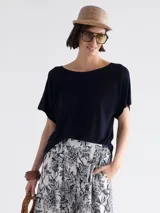 Sweater blanco de punto con mangas cortas y cuello redondo.