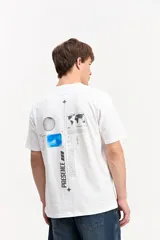 Remera blanca de manga corta y corte clásico, con estampa en la espalda de diseño futurista.
