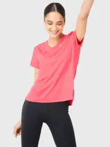 Remera deportiva de manga corta y cuello en V, confeccionada en tejido técnico de secado rápido con calce regular.