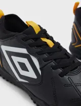 Championes de fútbol Umbro Tocco II Club T, color negro con detalles en blanco y amarillo.