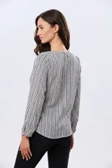 Blusa clásica de manga larga en color blanco, con cuello redondo y diseño fluido.