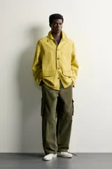 Sobrecamisa de algodón con efecto lavado, corte relaxed fit, cuello solapa, manga larga, bolsillos frontales tipo parche con solapa y cierre de botones oscuros.