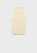 Musculosa de canalé color amarillo claro, con cuello redondo y diseño entallado al cuerpo.