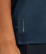 Musculosa deportiva de corte regular, confeccionada en tejido técnico con tecnología Dry para mayor transpirabilidad. Presenta cuello redondo y una banda reflectante horizontal en el pecho.