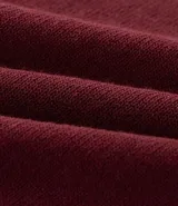 Cardigan de punto color bordó, con cuello redondo, cierre frontal con botones y puños acanalados.