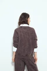 Buzo negro con efecto lavado y costuras verticales a la vista, de calce relajado.