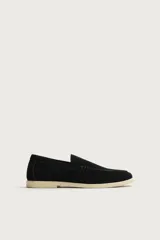 Mocasines casuales de hombre fabricados en piel con acabado en gamuza, color negro, con suela plana de goma en tono contrastante.