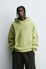 Sudadera tipo hoodie con efecto lavado, corte cropped y ajuste holgado. Cuenta con capucha, bolsillo frontal tipo canguro y terminaciones en rib en mangas y ruedo. Interior afelpado.