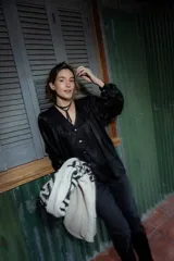 Camisa de seda negra estilo boho chic, amplia, con mangas abullonadas, frunce en hombros y espalda, y cierre frontal con botones.