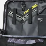 Bolso de viaje tipo duffle Rip Curl con capacidad de 45 litros, estampado de montañas en tonos grises y negros. Cuenta con múltiples compartimentos con cierre, correas de transporte reforzadas y logo de la marca en el frente.