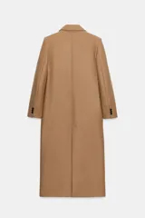 Abrigo largo negro ZARA Woman Collection de corte recto, confeccionado con hilatura de lana. Presenta cuello con solapa de muesca, cierre cruzado de doble botonadura frontal y bolsillos ribeteados en los laterales.