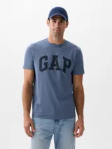 Remera de algodón color azul con cuello redondo, mangas cortas y logo de la marca estampado en el frente.