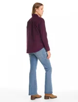 Camisa de pana marca Dash, color violeta, con cuello clásico, cierre frontal de botones y un bolsillo aplicado en el pecho.