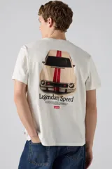 Remera de manga corta y cuello redondo Levi's de corte relajado, color blanco, con pequeño logotipo impreso en el pecho y diseño estampado en la espalda.