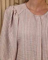 Camisa de cuello redondo y manga larga abullonada, con diseño a rayas en tonos rosado y blanco.