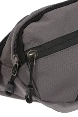 Riñonera negra con múltiples compartimentos con cierre, correa ajustable y parche decorativo con texto en el frente.