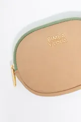 Monedero de forma ovalada marca Bimba y Lola, confeccionado en nylon color beige con detalles en verde oliva en el cierre y logo metálico dorado en el frente.