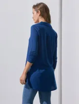 Camisola azul de manga tres cuartos, marca Rio & Rian. Cuello con solapa y abertura central con botones. Manga con detalle fruncido.