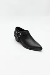 Botineta negra de cuero sintético con punta fina, taco bajo y apliques metálicos.