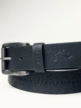 Cinturón de cuero para hombre color negro, con hebilla metálica negra y detalle de marca grabada en la trabilla y en la correa.