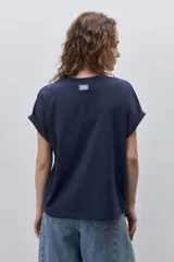 Remera blanca de silueta amplia y calce relajado, confeccionada en tela suave y liviana, con cuello redondo, mangas cortas con vuelta y hombros caídos. Cuenta con un delicado bordado frontal en color azul con la inscripción "LE SOLEIL TOUTE L'ANNÉE sur la Côte d'Azur".