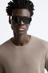 Camiseta negra de punto con cuello redondo, manga corta y corte regular. Tejido de viscosa con acabado en rib.