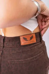 Pantalón wide leg de denim con estampado animal print en tonos chocolate y café, de tiro alto y corte recto y fluido.