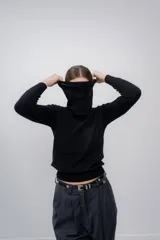 Cuello tipo polera confeccionado en cashmere negro.