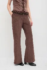 Pantalón de vestir de terciopelo con corte ligeramente acampanado, confeccionado en una mezcla de poliéster y elastano con textura suave.