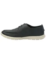 Zapato casual tipo náutico de cuero color azul marino, con cordones y suela de goma en color crema. Presenta costuras reforzadas en la puntera y logo de la marca grabado en el lateral.