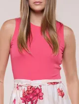 Vestido midi combinado de la marca Figueroa & Flower, con torso de modal azul sin mangas y cuello redondo, y falda evasé de rayón con estampado floral y paisajes en tonos blancos y azules, con cintura elastizada y lazo para anudar.