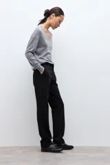 Pantalón de vestir de corte recto y estilo sastrero, con diseño clásico y acabado limpio.