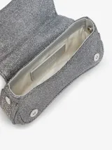 Cartera bandolera compacta Diesel Play Crossbody XS, de diseño curvo con acabado brillante plateado. Cuenta con el icónico logo Oval D en el frente y correa desmontable para llevarla cruzada o como clutch.