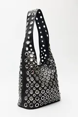 Cartera negra estilo hobo con apliques metálicos plateados en toda su superficie.