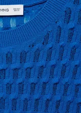 Buzo de punto fino color azul, con diseño entallado, cuello redondo y mangas cortas. Presenta un tejido con textura en relieve.