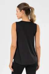Musculosa deportiva de corte clásico, color negro, con logo de la marca estampado en blanco en el frente.