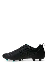 Zapato de fútbol 11 Umbro Vision HG, color negro con detalles en celeste y logo de la marca en el lateral.