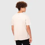 Remera de manga corta y cuello redondo, confeccionada en algodón orgánico de alta calidad. Presenta un diseño básico y versátil con un pequeño detalle de etiqueta en el lateral inferior.